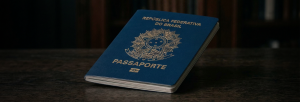 Passaporte e documentos organizados com discrição, representando itens críticos que exigem guarda adequada
