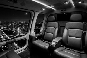 Táxi aéreo em São Paulo: interior de helicóptero executivo simbolizando mobilidade premium, discrição e controle.
